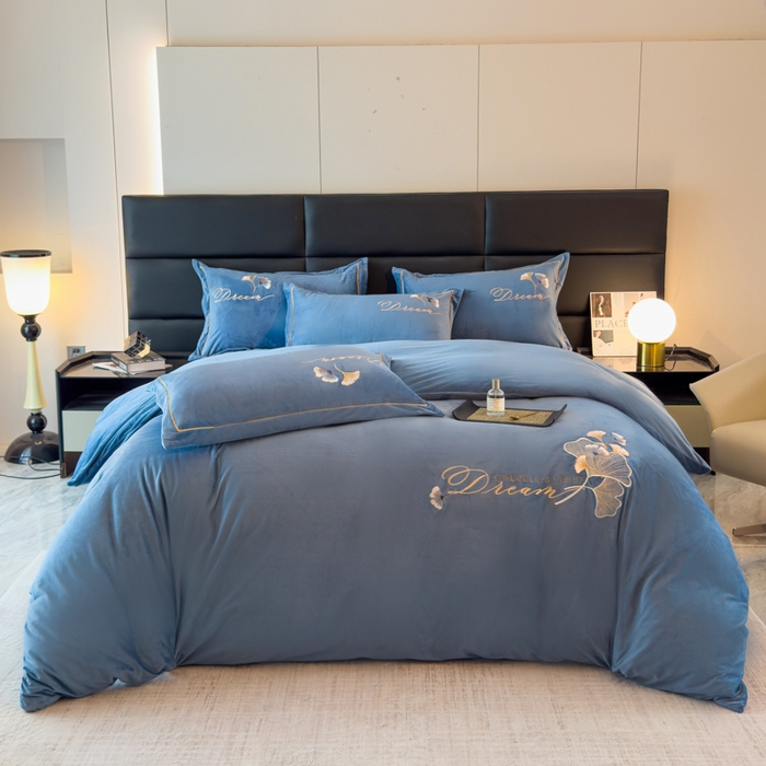 91家纺网 家纺一手货源 找家纺 U品汇 2025新款7斤高克重牛奶绒刺绣花四件套床裙款法莱绒金貂珊瑚绒水晶绒不掉毛 银杏叶-星辰兰