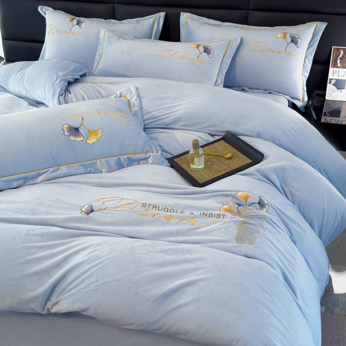 91家纺网 家纺一手货源 找家纺 U品汇 2025新款7斤高克重牛奶绒刺绣花四件套床裙款法莱绒金貂珊瑚绒水晶绒不掉毛 银杏叶-浅蓝