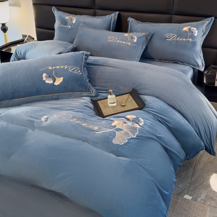 91家纺网 家纺一手货源 找家纺 U品汇 2025新款7斤高克重牛奶绒刺绣花四件套床裙款法莱绒金貂珊瑚绒水晶绒不掉毛 银杏叶-星辰兰