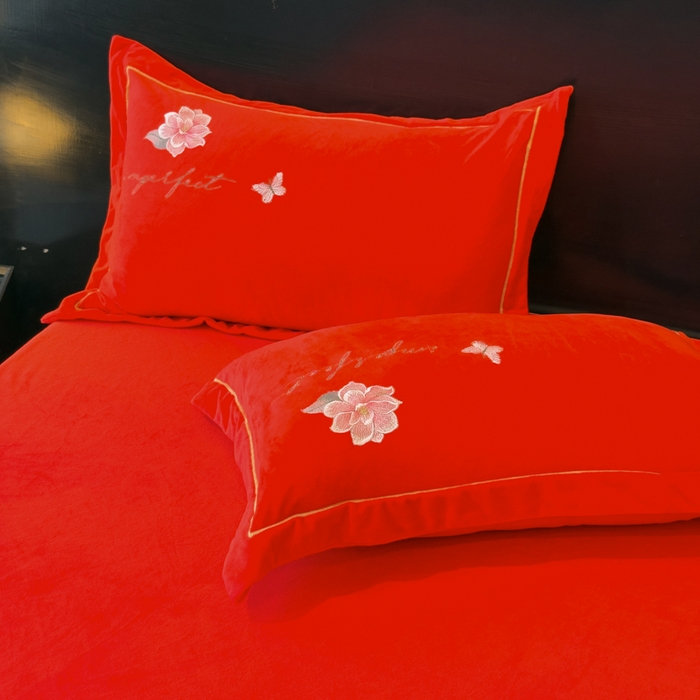 91家纺网 家纺一手货源 找家纺 U品汇 2025新款7斤高克重牛奶绒刺绣花四件套床裙款法莱绒金貂珊瑚绒水晶绒不掉毛 花韵-大红