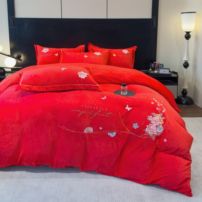 91家纺网 家纺一手货源 找家纺 U品汇 2025新款7斤高克重牛奶绒刺绣花四件套床裙款法莱绒金貂珊瑚绒水晶绒不掉毛 花韵-大红