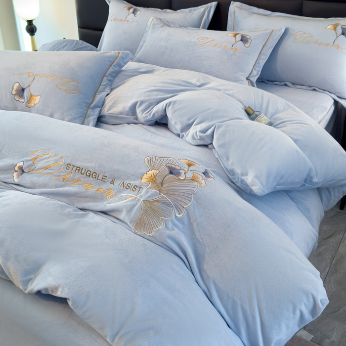 91家纺网 家纺一手货源 找家纺 U品汇 2025新款7斤高克重牛奶绒刺绣花四件套床裙款法莱绒金貂珊瑚绒水晶绒不掉毛 银杏叶-浅蓝