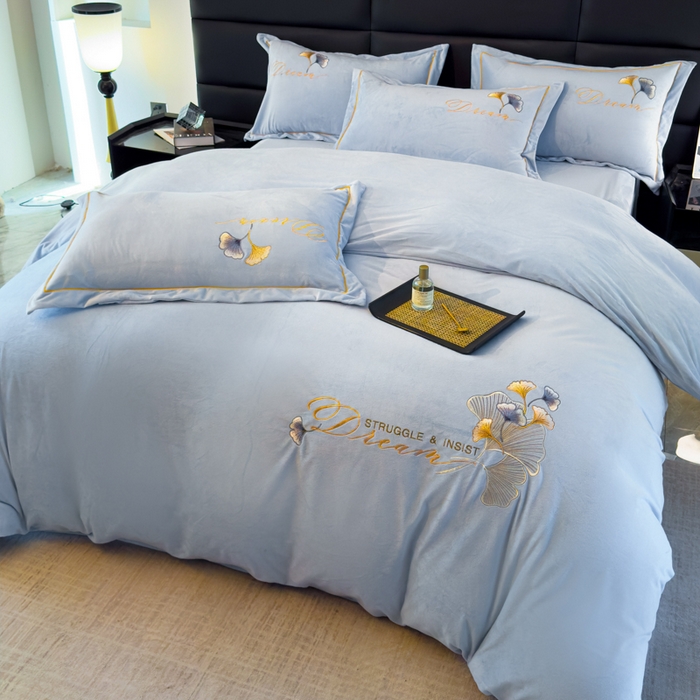 91家纺网 家纺一手货源 找家纺 U品汇 2025新款7斤高克重牛奶绒刺绣花四件套床裙款法莱绒金貂珊瑚绒水晶绒不掉毛 银杏叶-浅蓝