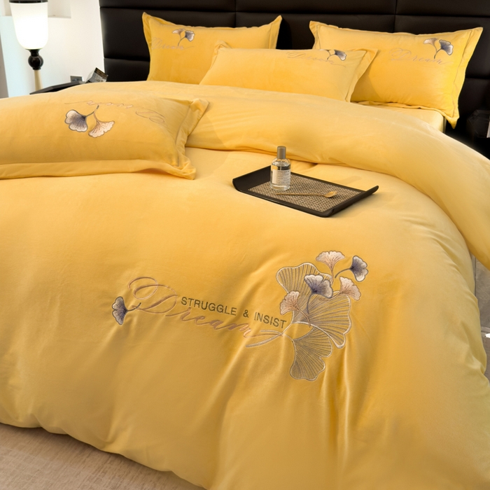 91家纺网 家纺一手货源 找家纺 U品汇 2025新款7斤高克重牛奶绒刺绣花四件套床裙款法莱绒金貂珊瑚绒水晶绒不掉毛 银杏叶-柠檬黄