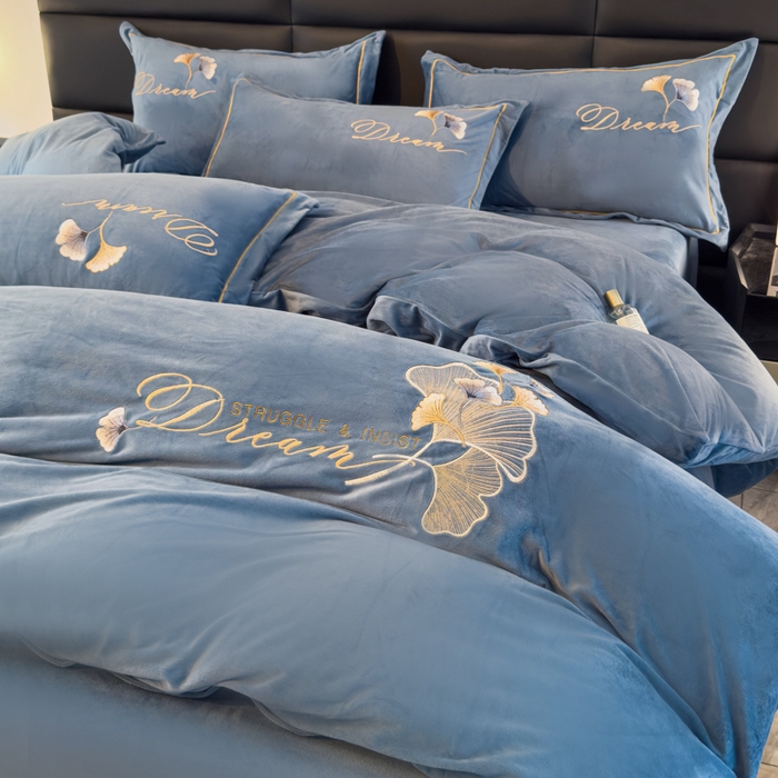 91家纺网 家纺一手货源 找家纺 U品汇 2025新款7斤高克重牛奶绒刺绣花四件套床裙款法莱绒金貂珊瑚绒水晶绒不掉毛 银杏叶-星辰兰