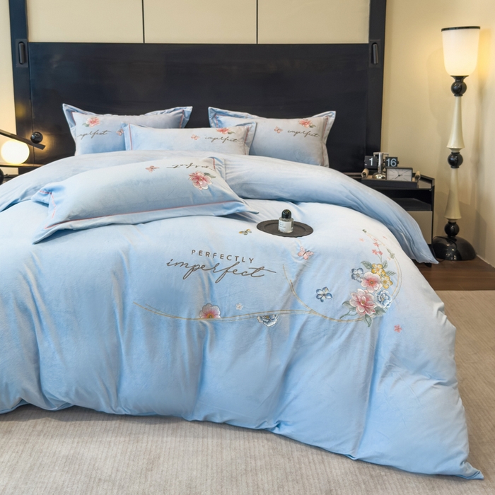 91家纺网 家纺一手货源 找家纺 U品汇 2025新款7斤高克重牛奶绒刺绣花四件套床裙款法莱绒金貂珊瑚绒水晶绒不掉毛 花韵-浅蓝