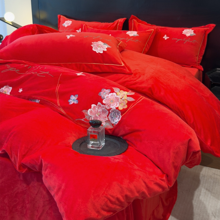 91家纺网 家纺一手货源 找家纺 U品汇 2025新款7斤高克重牛奶绒刺绣花四件套床裙款法莱绒金貂珊瑚绒水晶绒不掉毛 花韵-大红