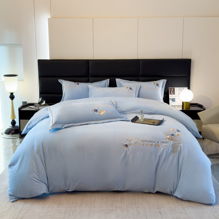 91家纺网 家纺一手货源 找家纺 U品汇 2025新款7斤高克重牛奶绒刺绣花四件套床裙款法莱绒金貂珊瑚绒水晶绒不掉毛 银杏叶-浅蓝