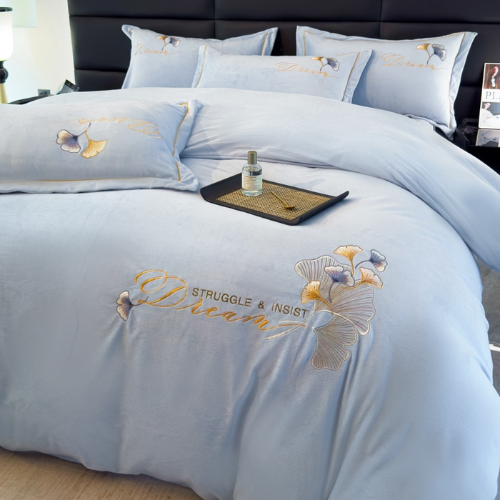 91家纺网 家纺一手货源 找家纺 U品汇 2025新款7斤高克重牛奶绒刺绣花四件套床裙款法莱绒金貂珊瑚绒水晶绒不掉毛 银杏叶-浅蓝