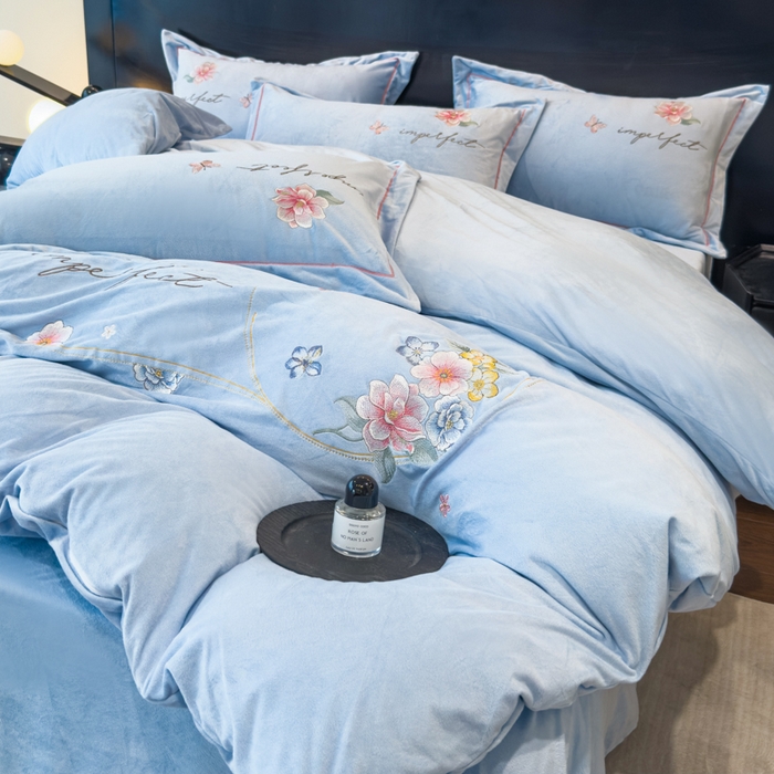 91家纺网 家纺一手货源 找家纺 U品汇 2025新款7斤高克重牛奶绒刺绣花四件套床裙款法莱绒金貂珊瑚绒水晶绒不掉毛 花韵-浅蓝