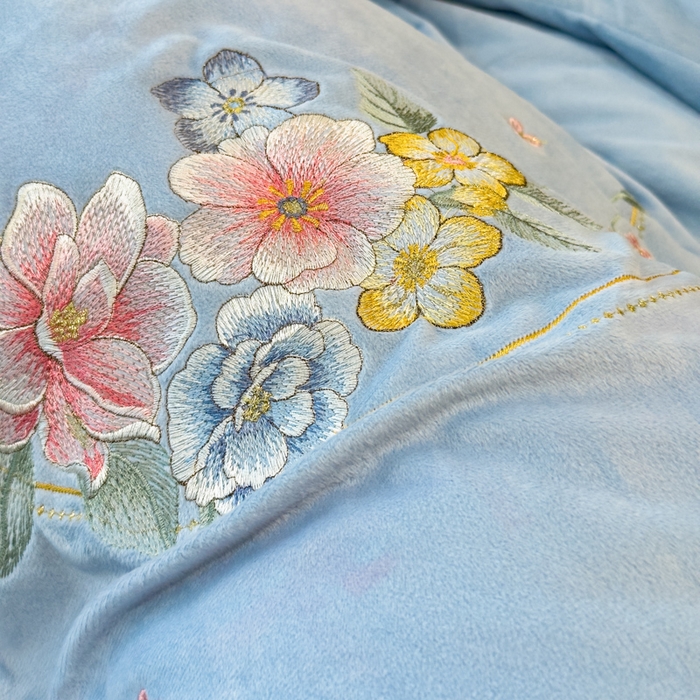 91家纺网 家纺一手货源 找家纺 U品汇 2025新款7斤高克重牛奶绒刺绣花四件套床裙款法莱绒金貂珊瑚绒水晶绒不掉毛 花韵-浅蓝