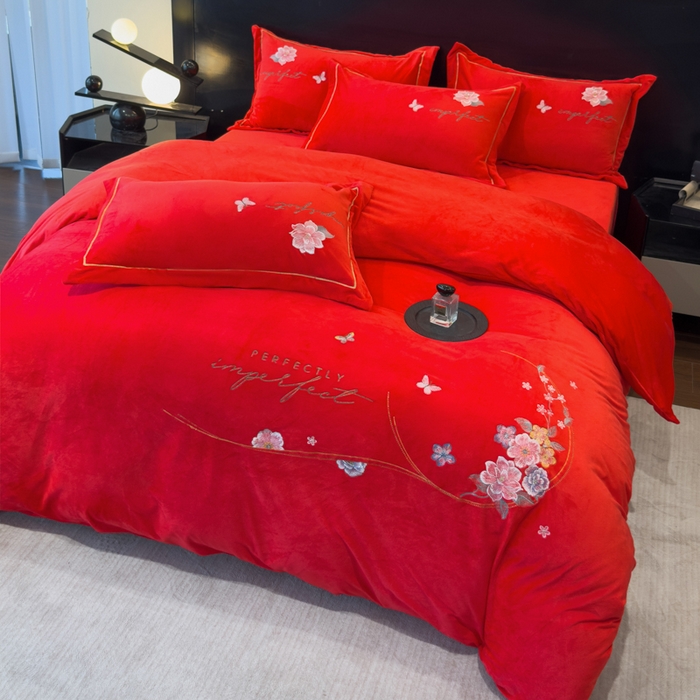 91家纺网 家纺一手货源 找家纺 U品汇 2025新款7斤高克重牛奶绒刺绣花四件套床裙款法莱绒金貂珊瑚绒水晶绒不掉毛 花韵-大红