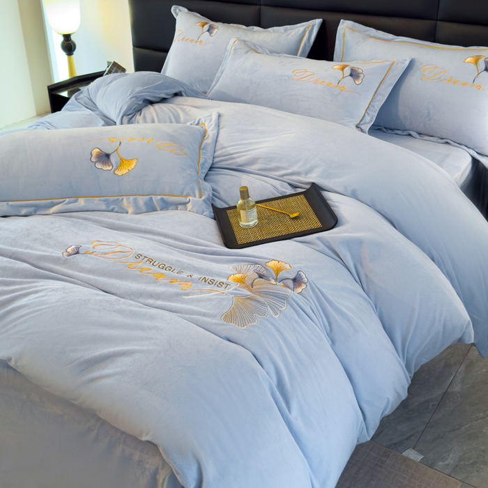 91家纺网 家纺一手货源 找家纺 U品汇 2025新款7斤高克重牛奶绒刺绣花四件套床裙款法莱绒金貂珊瑚绒水晶绒不掉毛 银杏叶-浅蓝