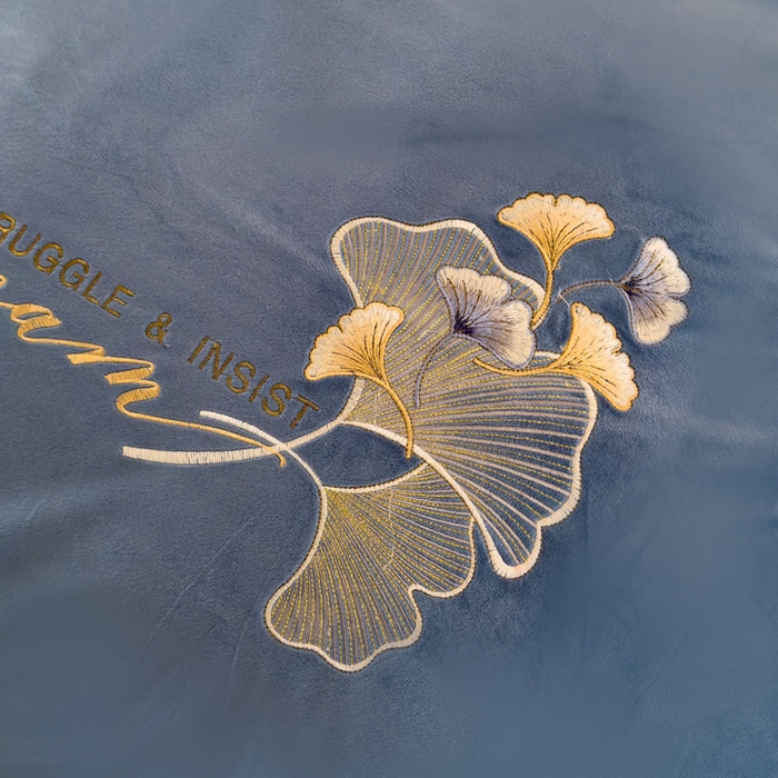 91家纺网 家纺一手货源 找家纺 U品汇 2025新款7斤高克重牛奶绒刺绣花四件套床裙款法莱绒金貂珊瑚绒水晶绒不掉毛 银杏叶-星辰兰