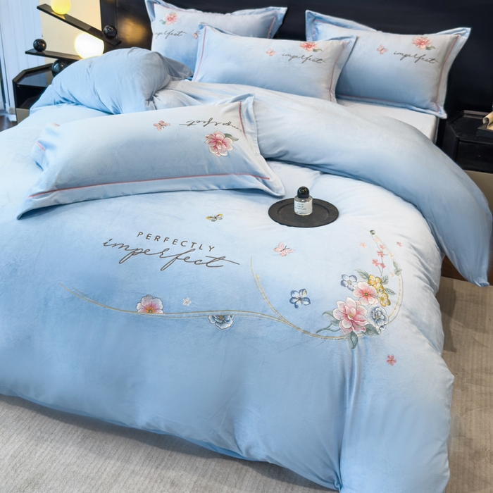 91家纺网 家纺一手货源 找家纺 U品汇 2025新款7斤高克重牛奶绒刺绣花四件套床裙款法莱绒金貂珊瑚绒水晶绒不掉毛 花韵-浅蓝