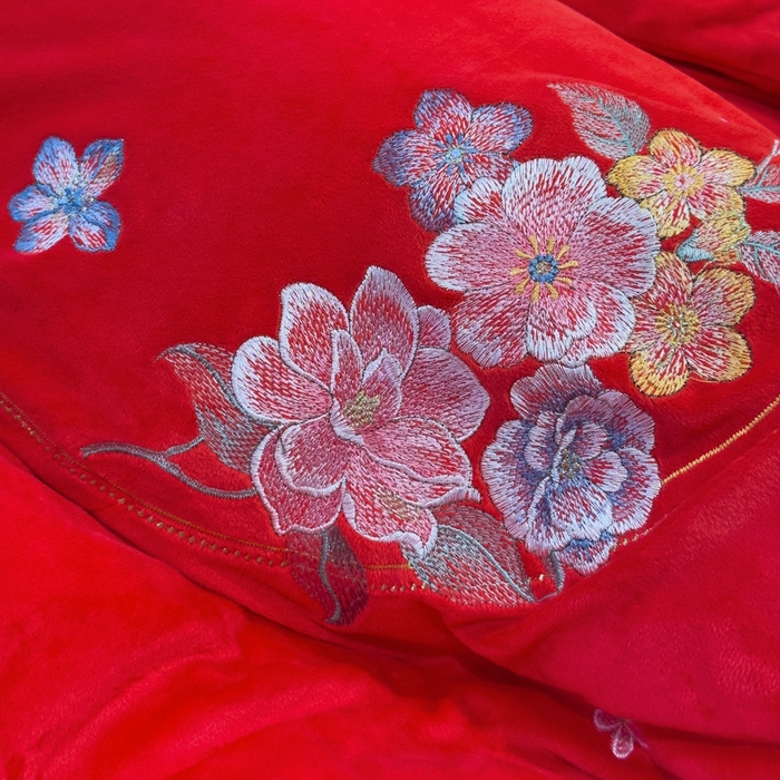 91家纺网 家纺一手货源 找家纺 U品汇 2025新款7斤高克重牛奶绒刺绣花四件套床裙款法莱绒金貂珊瑚绒水晶绒不掉毛 花韵-大红