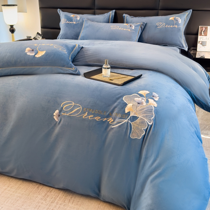 91家纺网 家纺一手货源 找家纺 U品汇 2025新款7斤高克重牛奶绒刺绣花四件套床裙款法莱绒金貂珊瑚绒水晶绒不掉毛 银杏叶-星辰兰