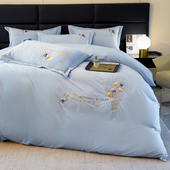 91家纺网 家纺一手货源 找家纺 U品汇 2025新款7斤高克重牛奶绒刺绣花四件套床裙款法莱绒金貂珊瑚绒水晶绒不掉毛 银杏叶-浅蓝