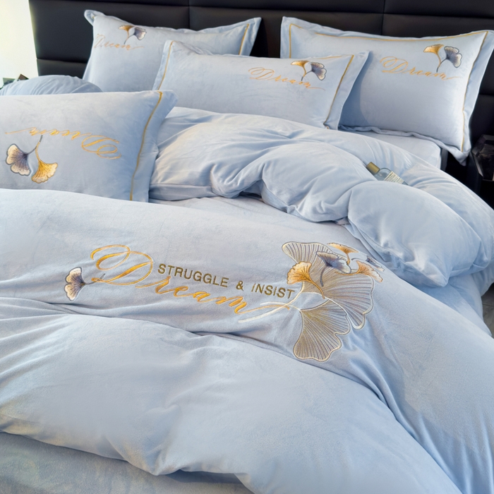 91家纺网 家纺一手货源 找家纺 U品汇 2025新款7斤高克重牛奶绒刺绣花四件套床裙款法莱绒金貂珊瑚绒水晶绒不掉毛 银杏叶-浅蓝