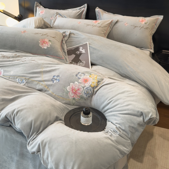 91家纺网 家纺一手货源 找家纺 U品汇 2025新款7斤高克重牛奶绒刺绣花四件套床裙款法莱绒金貂珊瑚绒水晶绒不掉毛 花韵-高级灰