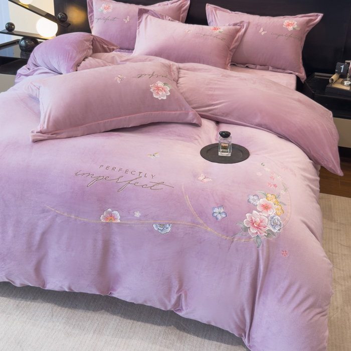 91家纺网 家纺一手货源 找家纺 U品汇 2025新款7斤高克重牛奶绒刺绣花四件套床裙款法莱绒金貂珊瑚绒水晶绒不掉毛 花韵-香叶紫