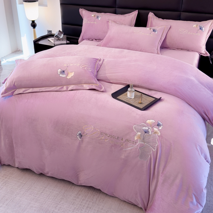 91家纺网 家纺一手货源 找家纺 U品汇 2025新款7斤高克重牛奶绒刺绣花四件套床裙款法莱绒金貂珊瑚绒水晶绒不掉毛 银杏叶-香叶紫