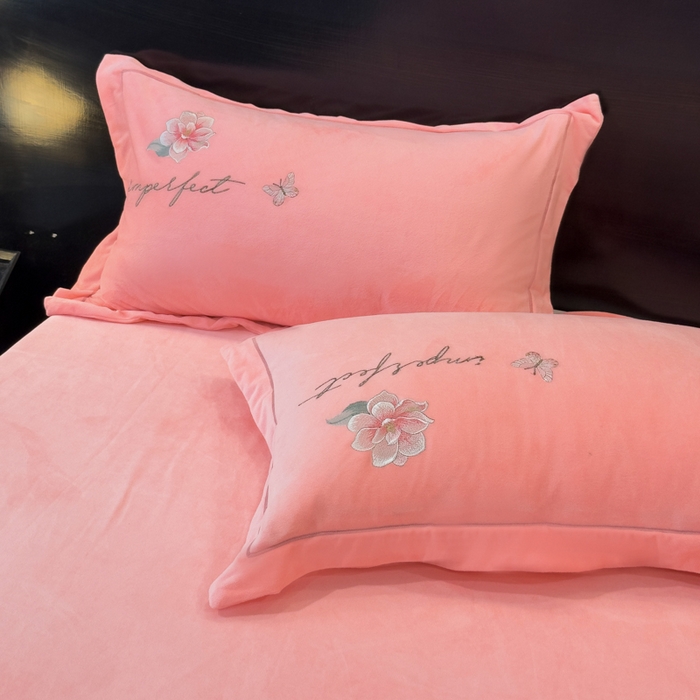 91家纺网 家纺一手货源 找家纺 U品汇 2025新款7斤高克重牛奶绒刺绣花四件套床裙款法莱绒金貂珊瑚绒水晶绒不掉毛 花韵-公主粉