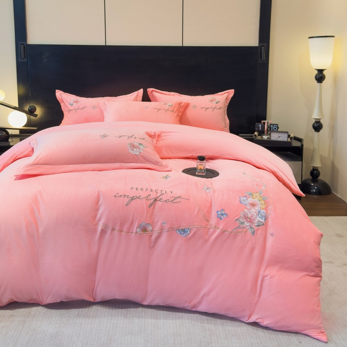 91家纺网 家纺一手货源 找家纺 U品汇 2025新款7斤高克重牛奶绒刺绣花四件套床裙款法莱绒金貂珊瑚绒水晶绒不掉毛 花韵-公主粉