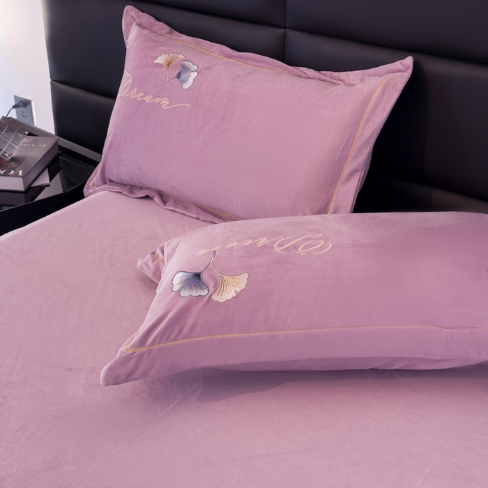 91家纺网 家纺一手货源 找家纺 U品汇 2025新款7斤高克重牛奶绒刺绣花四件套床裙款法莱绒金貂珊瑚绒水晶绒不掉毛 银杏叶-香叶紫