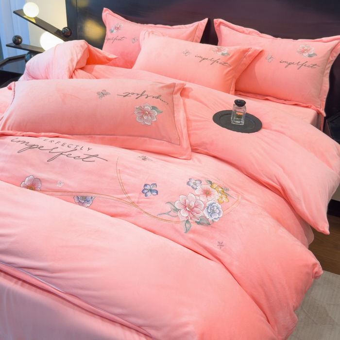 91家纺网 家纺一手货源 找家纺 U品汇 2025新款7斤高克重牛奶绒刺绣花四件套床裙款法莱绒金貂珊瑚绒水晶绒不掉毛 花韵-公主粉