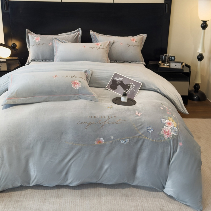 91家纺网 家纺一手货源 找家纺 U品汇 2025新款7斤高克重牛奶绒刺绣花四件套床裙款法莱绒金貂珊瑚绒水晶绒不掉毛 花韵-高级灰