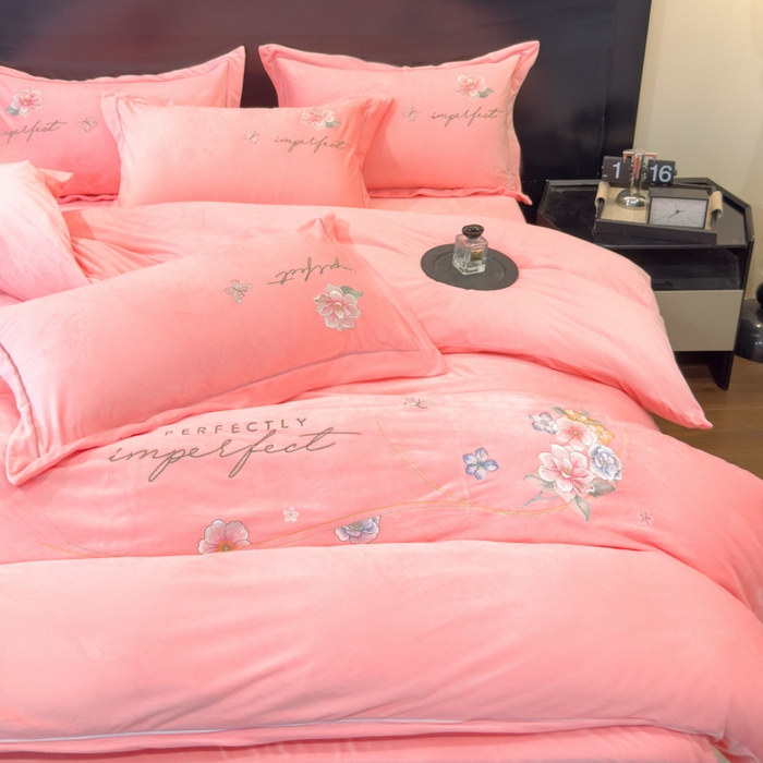 91家纺网 家纺一手货源 找家纺 U品汇 2025新款7斤高克重牛奶绒刺绣花四件套床裙款法莱绒金貂珊瑚绒水晶绒不掉毛 花韵-公主粉