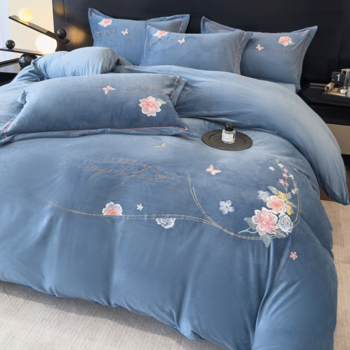 91家纺网 家纺一手货源 找家纺 U品汇 2025新款7斤高克重牛奶绒刺绣花四件套床裙款法莱绒金貂珊瑚绒水晶绒不掉毛 花韵-星辰兰