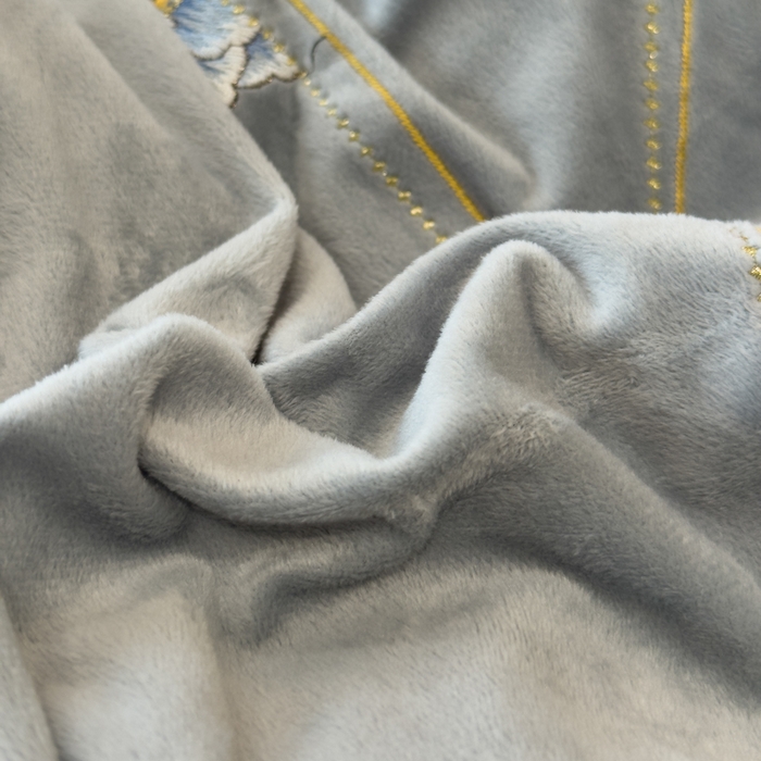 91家纺网 家纺一手货源 找家纺 U品汇 2025新款7斤高克重牛奶绒刺绣花四件套床裙款法莱绒金貂珊瑚绒水晶绒不掉毛 花韵-高级灰