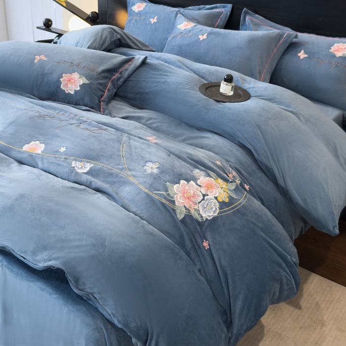 91家纺网 家纺一手货源 找家纺 U品汇 2025新款7斤高克重牛奶绒刺绣花四件套床裙款法莱绒金貂珊瑚绒水晶绒不掉毛 花韵-星辰兰