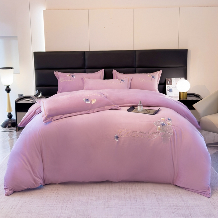 91家纺网 家纺一手货源 找家纺 U品汇 2025新款7斤高克重牛奶绒刺绣花四件套床裙款法莱绒金貂珊瑚绒水晶绒不掉毛 银杏叶-香叶紫