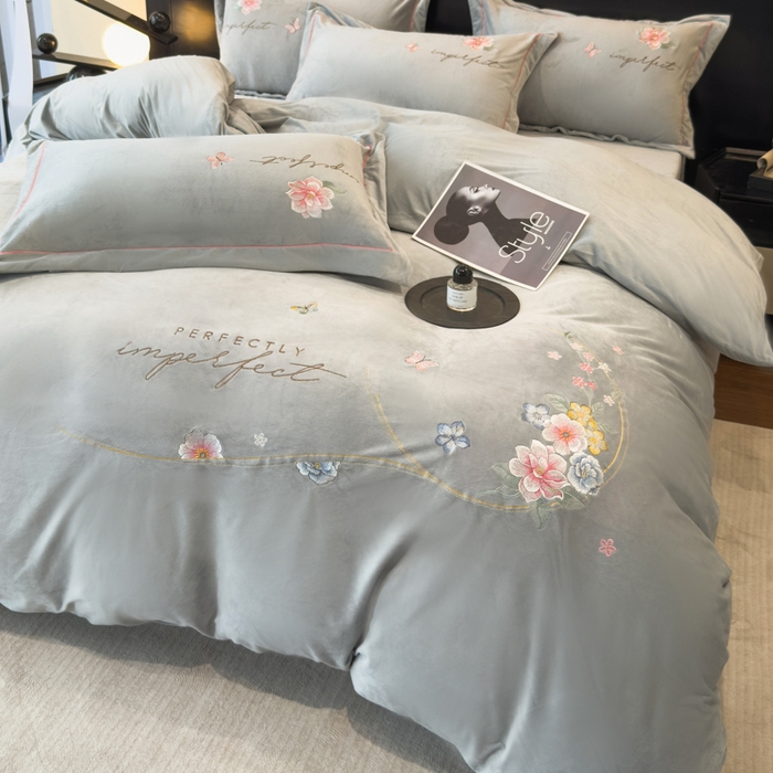 91家纺网 家纺一手货源 找家纺 U品汇 2025新款7斤高克重牛奶绒刺绣花四件套床裙款法莱绒金貂珊瑚绒水晶绒不掉毛 花韵-高级灰