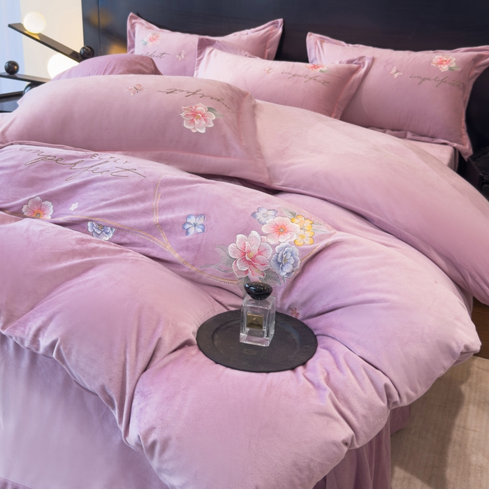 91家纺网 家纺一手货源 找家纺 U品汇 2025新款7斤高克重牛奶绒刺绣花四件套床裙款法莱绒金貂珊瑚绒水晶绒不掉毛 花韵-香叶紫