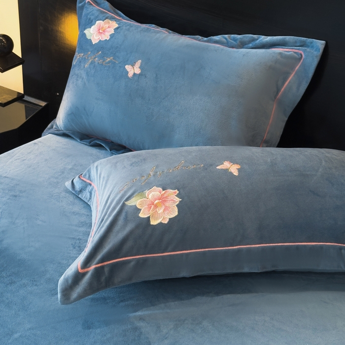 91家纺网 家纺一手货源 找家纺 U品汇 2025新款7斤高克重牛奶绒刺绣花四件套床裙款法莱绒金貂珊瑚绒水晶绒不掉毛 花韵-星辰兰