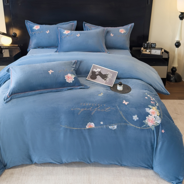91家纺网 家纺一手货源 找家纺 U品汇 2025新款7斤高克重牛奶绒刺绣花四件套床裙款法莱绒金貂珊瑚绒水晶绒不掉毛 花韵-星辰兰