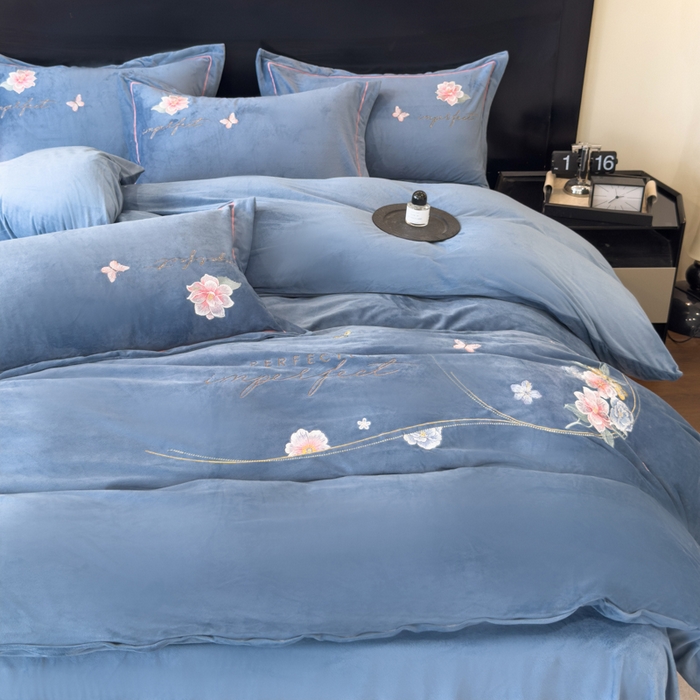 91家纺网 家纺一手货源 找家纺 U品汇 2025新款7斤高克重牛奶绒刺绣花四件套床裙款法莱绒金貂珊瑚绒水晶绒不掉毛 花韵-星辰兰