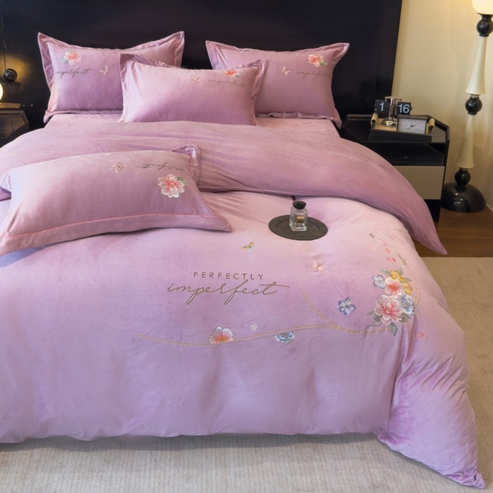 91家纺网 家纺一手货源 找家纺 U品汇 2025新款7斤高克重牛奶绒刺绣花四件套床裙款法莱绒金貂珊瑚绒水晶绒不掉毛 花韵-香叶紫