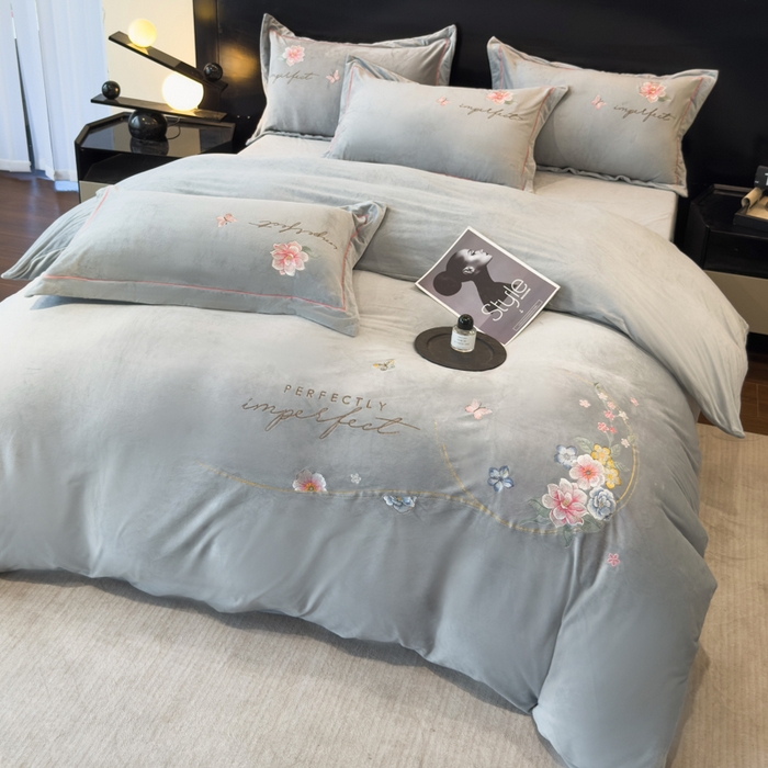 91家纺网 家纺一手货源 找家纺 U品汇 2025新款7斤高克重牛奶绒刺绣花四件套床裙款法莱绒金貂珊瑚绒水晶绒不掉毛 花韵-高级灰