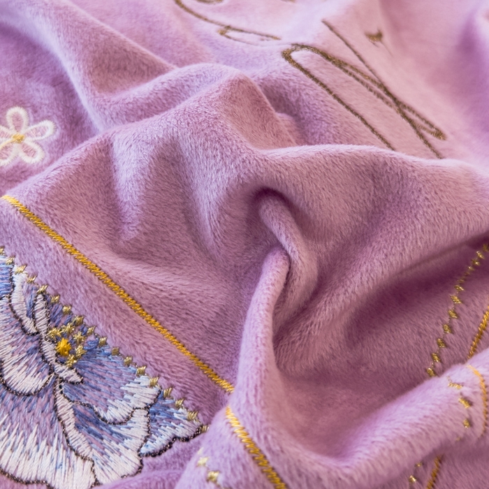 91家纺网 家纺一手货源 找家纺 U品汇 2025新款7斤高克重牛奶绒刺绣花四件套床裙款法莱绒金貂珊瑚绒水晶绒不掉毛 花韵-香叶紫