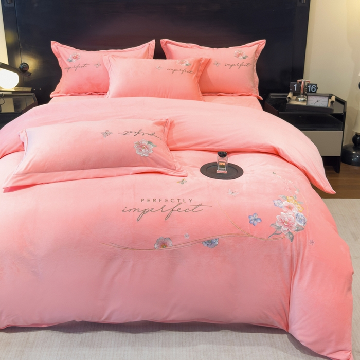 91家纺网 家纺一手货源 找家纺 U品汇 2025新款7斤高克重牛奶绒刺绣花四件套床裙款法莱绒金貂珊瑚绒水晶绒不掉毛 花韵-公主粉