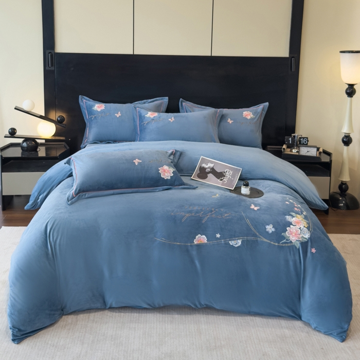 91家纺网 家纺一手货源 找家纺 U品汇 2025新款7斤高克重牛奶绒刺绣花四件套床裙款法莱绒金貂珊瑚绒水晶绒不掉毛 花韵-星辰兰