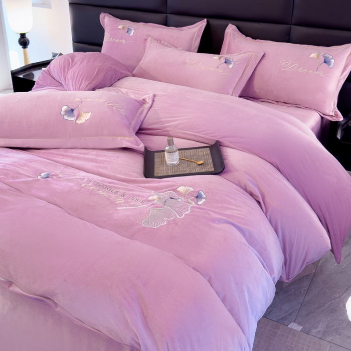 91家纺网 家纺一手货源 找家纺 U品汇 2025新款7斤高克重牛奶绒刺绣花四件套床裙款法莱绒金貂珊瑚绒水晶绒不掉毛 银杏叶-香叶紫