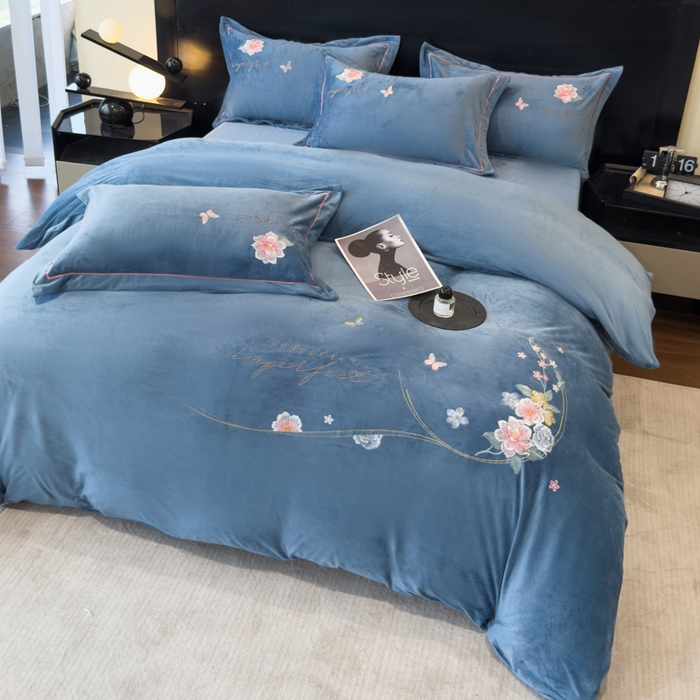 91家纺网 家纺一手货源 找家纺 U品汇 2025新款7斤高克重牛奶绒刺绣花四件套床裙款法莱绒金貂珊瑚绒水晶绒不掉毛 花韵-星辰兰