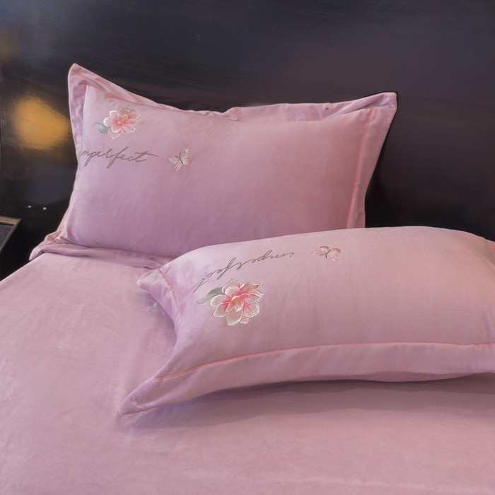 91家纺网 家纺一手货源 找家纺 U品汇 2025新款7斤高克重牛奶绒刺绣花四件套床裙款法莱绒金貂珊瑚绒水晶绒不掉毛 花韵-香叶紫