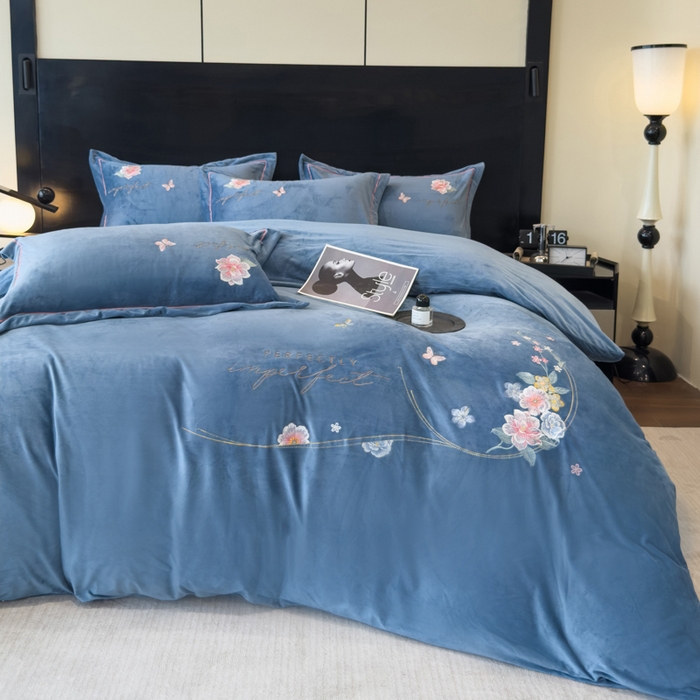 91家纺网 家纺一手货源 找家纺 U品汇 2025新款7斤高克重牛奶绒刺绣花四件套床裙款法莱绒金貂珊瑚绒水晶绒不掉毛 花韵-星辰兰